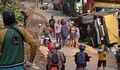 Gegara Jalan Rusak, Truk Bermuatan Sekam Terguling di Jampangtengah Sukabumi