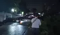 Tiga Pengendara Motor Dikabarkan Tertimpa Pohon Tumbang di Jalan Mercedes Benz Gunungputri