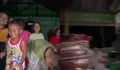 Di tengah status transisi darurat, anak-anak dusun pedalaman Aceh Utara tertawa saat terima bantuan kasur