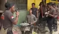 Hiburan usai bersihkan sekolah di Aceh Tamiang, aksi anggota Brimob nyanyi lagu Dewa 19 ini viral