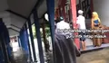 Terobos banjir demi mengajar, aksi guru matematika SMK Serang ini tuai salut warganet