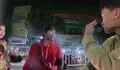 Viral pasutri merokok sambil gendong bayi di Palmerah, teguran pemotor berujung pemukulan