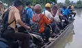 Viral akses penyeberangan memprihatinkan di Way Bungur Lampung Timur, anak sekolah gantian naik rakit