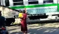 Tuai pujian, ibu-ibu di Wonogiri rela jaga perlintasan KA tanpa palang pintu demi keselamatan warga