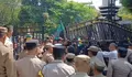 Gerbang DPRD Subang dijebol! Demo mahasiswa memanas, kritik keras pemerintahan Prabowo-Gibran menggema