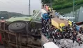 Viral truk angkutan hebel terguling di Jembatan BKT Cakung Jaktim, timpa mobil Brio dari arah berlawanan