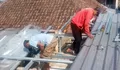Renovasi hunian jurnalis Promedia Group makin nyaman, ganti asbes dan pasang plafon dalam program ‘Ganti Atap Rumah Wartawan’