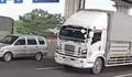 Aksi Truk Wingbox Kawal Mobil Panther Melaju Tanpa Kendali di Tol Jakarta Cikampek Tuai Pujian Warganet