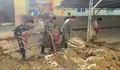 Gotong Royong dengan Masyarakat di Aceh, TNI Bersihkan Rumah Warga hingga Sekolah dari Lumpur