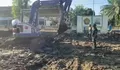 TNI dan Warga Gotong Royong Membersihkan Lumpur di Sekolah Pascabanjir Aceh Tamiang