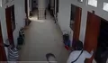 Beredar Rekaman CCTV Gerombolan Orang Ketuk Pintu Kamar Kos di Medan, Diduga Maling yang Nyamar Jadi Tamu
