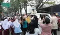 Naik Maung Putih, Prabowo Disambut Riuh Warga dan Siswa di Bandung