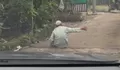 Viral Aksi Kakek di Bojong Koneng Bogor Duduk di Tengah Jalan Sambil Minta Uang Pengendara, Warga: Kebiasaan Itu