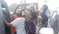 Tak Bisa Lewat karena Jalan Penuh Mobil Tamu, Viral Sopir Ambulans Dimaki Panitia Hajatan di Cilegon