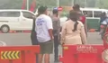 Viral One Way di Garut Diprotes Pemudik, Pengendara Sampai Turun ke Jalan dan Dorong Water Barrier agar Bisa Melintas