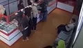 Viral Kasus Penyanderaan di Toko HP Medan, Seorang Wanita Diduga Nekat Bekap Lalu Todongkan Parang ke Pegawai