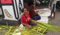 Pembuat Selongsong Ketupat Mengais Rezeki Saat Lebaran