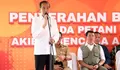 Jokowi Bagikan Bantuan Stimulan Petani Gagal Panen di Jawa Tengah 