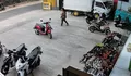 Belanjaan Raib di Parkiran, CCTV Ungkap Gerak-gerik Wanita Berbaju Kotak-kotak