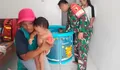 Cegah Stunting Sejak Dini, Babinsa Posramil Kepanjenkidul Dampingi Terapi Renang Balita di Posyandu Sartika II