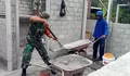 Wujud Kepedulian TNI, Babinsa Koramil 0808/04 Sanankulon Dampingi Pembangunan RTLH di Desa Jeding
