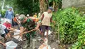 Wujud Nyata Ketahanan Pangan, Babinsa Kelurahan Tanggung Bersama Petani Gotong Royong Perbaiki Saluran Irigasi