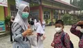 Cegah Gangguan Pernapasan akibat Kabut Asap, 15 Puskesmas Dharmasraya Bagikan Masker ke Siswa