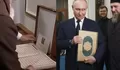 Vladimir Putin Mencium Al Quran di Chechnya: Isyarat Perdamaian Antaragama Atau Sekedar Penghormatan?