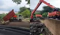 Klarifikasi Berujung Blunder, DLH DKI Banjir Kritik Usai Truk Buang Sampah ke Kali Pesanggrahan