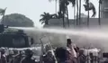 Ricuh Saat Eksekusi Eks Hotel Sultan, Massa Lempari Petugas hingga Water Cannon Dikerahkan