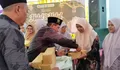 Halalbihalal, Guru MI Mengabdi 40 Tahun di Jombang ini Terima Hadiah