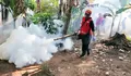 Cegah Lonjakan Kasus DBD, Relawan PMI Jember Turun Langsung Fogging Rumah Warga di Desa Selodakon Tanggul