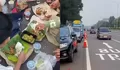 Momen Petugas Satlantas Datangi dan Tegur Rombongan Pemudik yang Sedang Makan di Bahu Jalan Tol Cipali