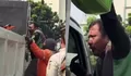 Kronologi Video Viral Ojol Teriak Minta Tolong dan Panjat Truk saat Motor Diangkut Dishub di Jakarta Timur