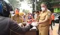 Gunung Anak Krakatau Erupsi, Wali Kota Bekasi Warnai Selasa Ceria dengan Pembagian Masker