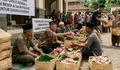 Harga Plastik Naik, Warga Garut Kembali ke “Teknologi Leluhur” Pakai Besek untuk Daging Kurban