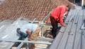 Program ‘Ganti Atap Rumah Wartawan’ Promedia Group Lanjut ke Lembang, Ganti Asbes Lapuk dengan Alduro