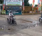 Besi Menonjol Sisa Galian PDAM Ancam Keselamatan Pengendara di Tangerang