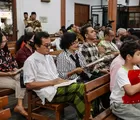 Gus Miftah Bagikan Buku Kebinekaan ke 200 Tokoh Lintas Agama di Gereja Sleman, Ajak Lawan Intoleransi