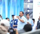 Prabowo Terharu, Puluhan Ribu Warga Jabar Antusias Menunggu Meski Hujan Lebat