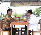 Antusiasme Tinggi Warga Jateng, Jokowi dan Prabowo Santap Bakso Bareng