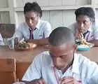 Kontroversi Para Siswa di Papua Diabadikan Lagi Makan Siang Gratis di Papua, Netizen: Pemerintah Sebar Propaganda