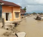 Belasan Rumah di Padang Hanyut Digerus Sungai