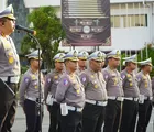 Sambil Mengatur Lalu Lintas, Ditlantas Polda Riau Berbagi di Jumat Barokah