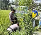 Polsek Batu Hampar Rohil Intensifkan Program Green Policing ke Masyarakat dengan Tanam Pohon dan Jaga Lingkungan