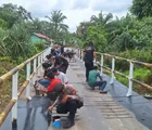 Hari Keempat, Personil Gabungan Polda Riau dan Masyarakat Gotong Royong Kebut Renovasi Jembatan Sungai Penyengat