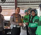 Edukasi Tertib Berlalu Lintas, Dirlantas Polda Riau dan Kanwil Jasa Raharja Riau Ngobras Bersama Komunitas Ojol se-Kota Pekanbaru
