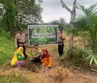 Ajak Masyarakat jaga Lingkungan, Polsek Batu Hampar Rohil Sosialisasi Green Policing dan Tanam Pohon