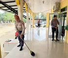 Bulan Suci Ramadhan 1447 Hijriah, Personil Polres Rohil Bersihkan Masjid Ar Rahman 