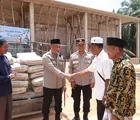 Kapolres Rohil Berikan Bantuan 50 Sak Semen Untuk Pembangunan Masjid Nurul Mu'minin 